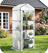 Structure de serre portable avec plusieurs étagères présentée dans un jardin. Couvercle en plastique transparent sur cadre métallique, présentant des plantes en pot sur un système d'étagères à plusieurs niveaux.