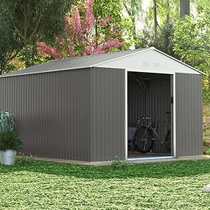 un cabanon avec un vélo dans la porte