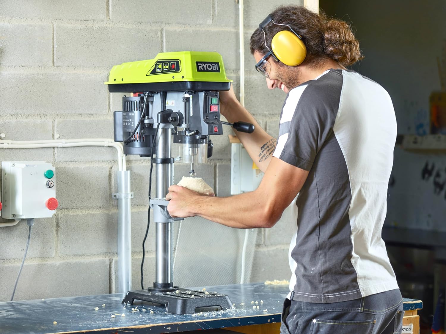 RYOBI - Perceuse à Colonne Filaire 390W RDP102L – 5 Vitesses, Mandrin 13mm, Pointeur Laser, Hauteur Réglable, Colonne Fonte