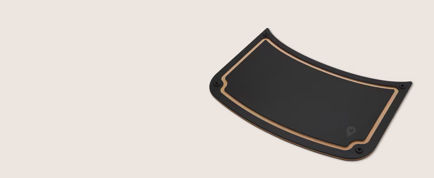 Plateau ou assiette de service rectangulaire noir avec bords incurvés et garniture dorée sur fond clair.