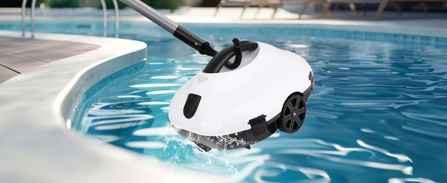 Un robot nettoyeur de piscine blanc en action au bord de l'eau de la piscine, créant des ondulations lorsqu'il nettoie la surface de la piscine.
