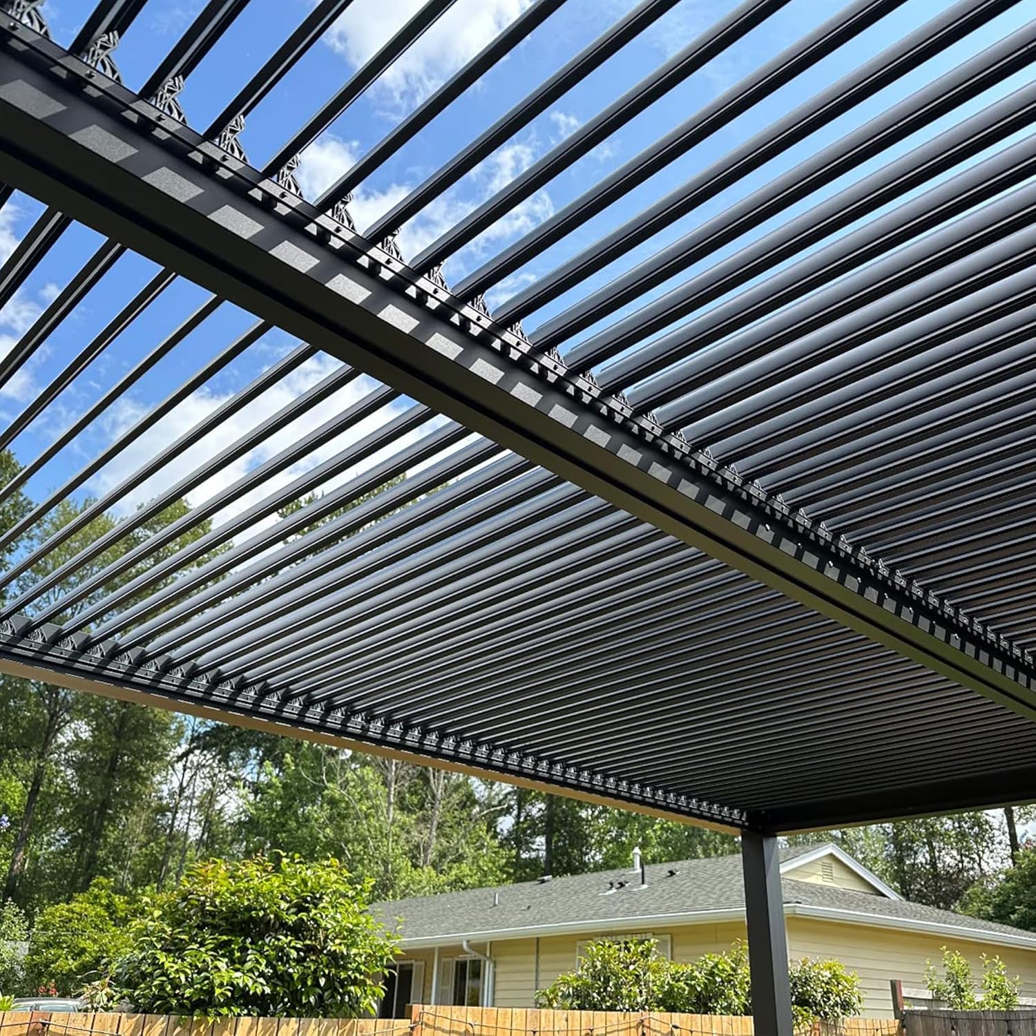 PURPLE LEAF - Pergola bioclimatique série aluminium - 4,8x3,68m - lames orientables, surface 17,66m²