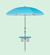 avec mât réglable et table intégrée. Le parasol présente des bords festonnés et la table est équipée de quatre porte-gobelets pour une utilisation pratique en extérieur