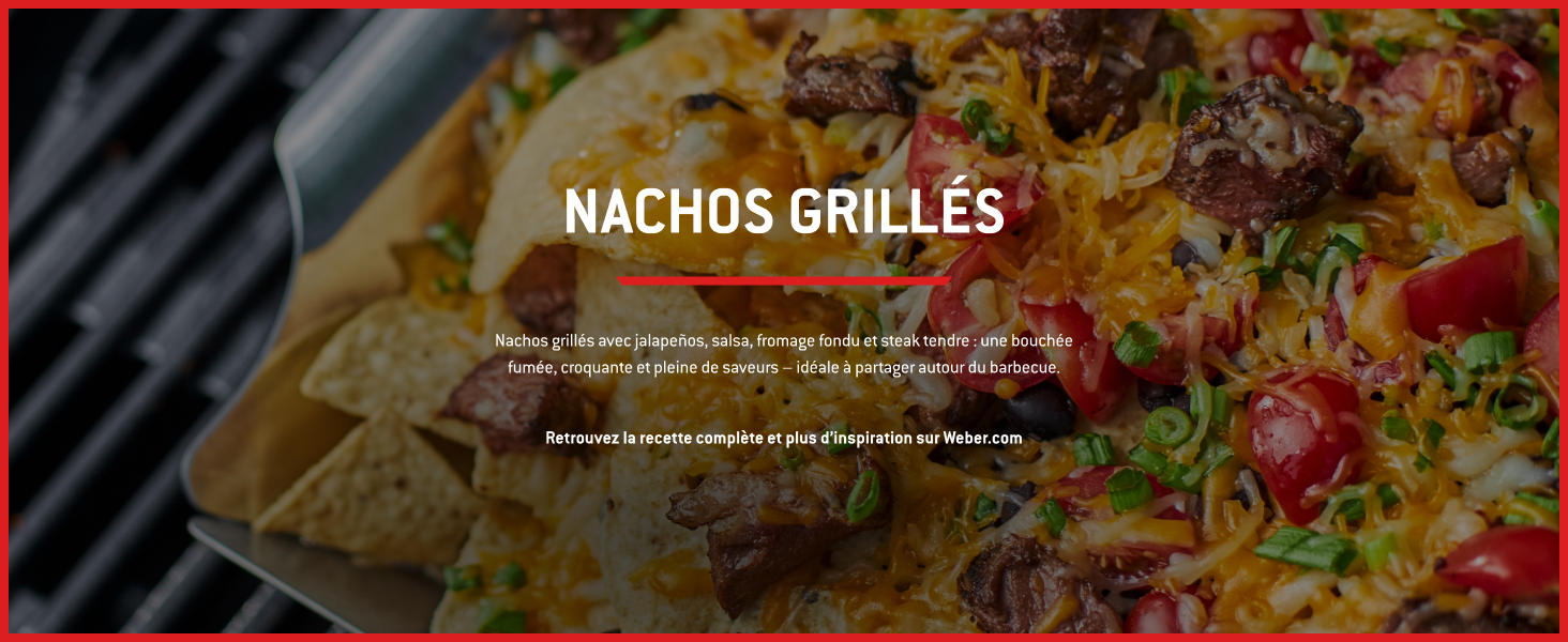 Le texte se lit comme suit : « NACHOS GRILLES ». Une autre vue de nachos grillés garnis de fromage fondu et de divers ingrédients sur une surface de gril.