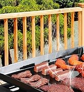 Faites griller sur une balustrade de terrasse en bois et faites cuire diverses viandes, notamment des steaks et des saucisses. Des flammes sont visibles sous les grilles.