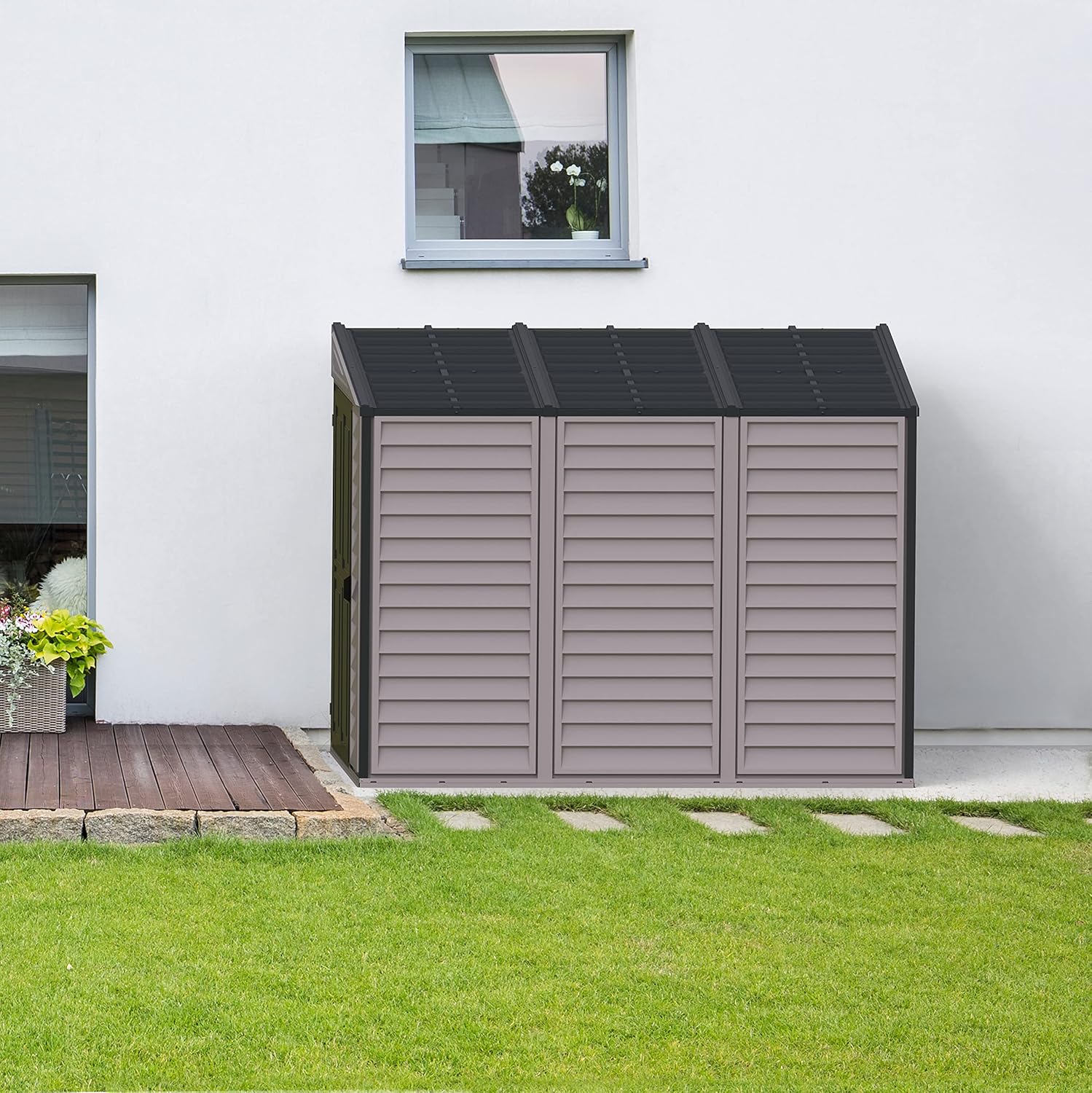 Duramax SideMate PLUS 4 x 8 (2.91 m²) abri de jardin en plastique avec kit de fondation en métal, porte réversible, structure de toit en métal robuste, abri en vinyle sans entretien, Gris foncé/ Adobe