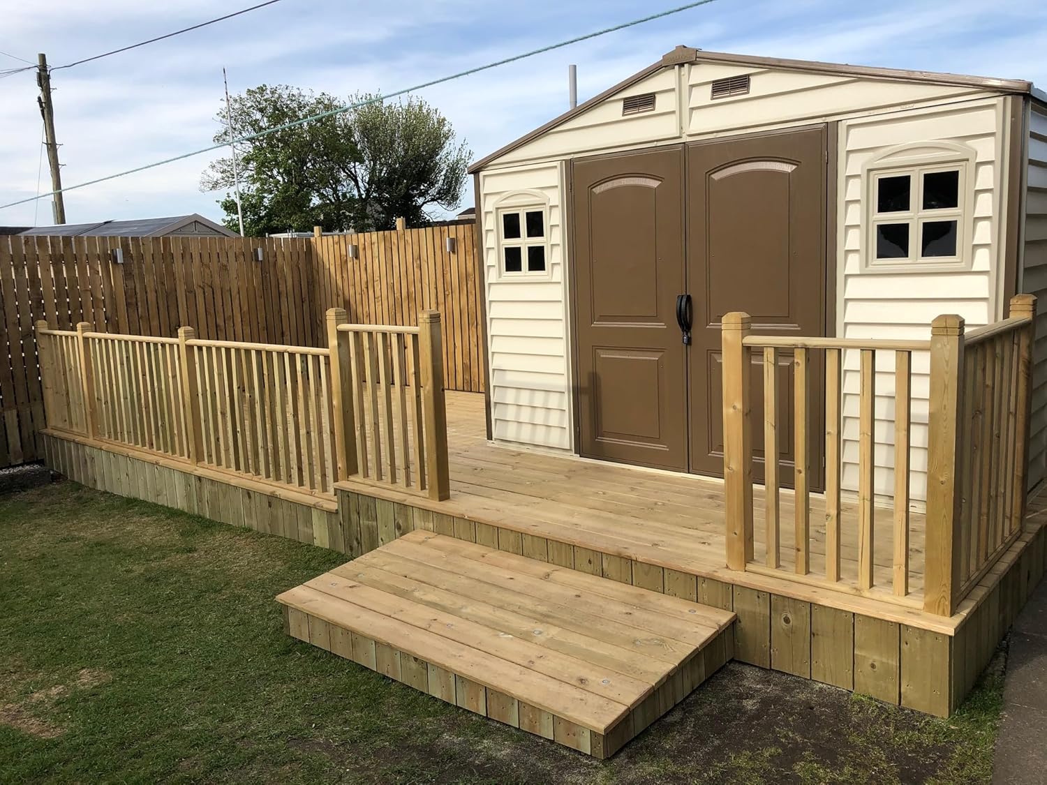 Duramax WoodSide 10 x 8 (7.64 m²) Abri de jardin en plastique avec 3 fenêtres fixes et kit de fondation en métal, structure de toit en métal robuste, ignifuge et sans entretien - Ivory/Brown