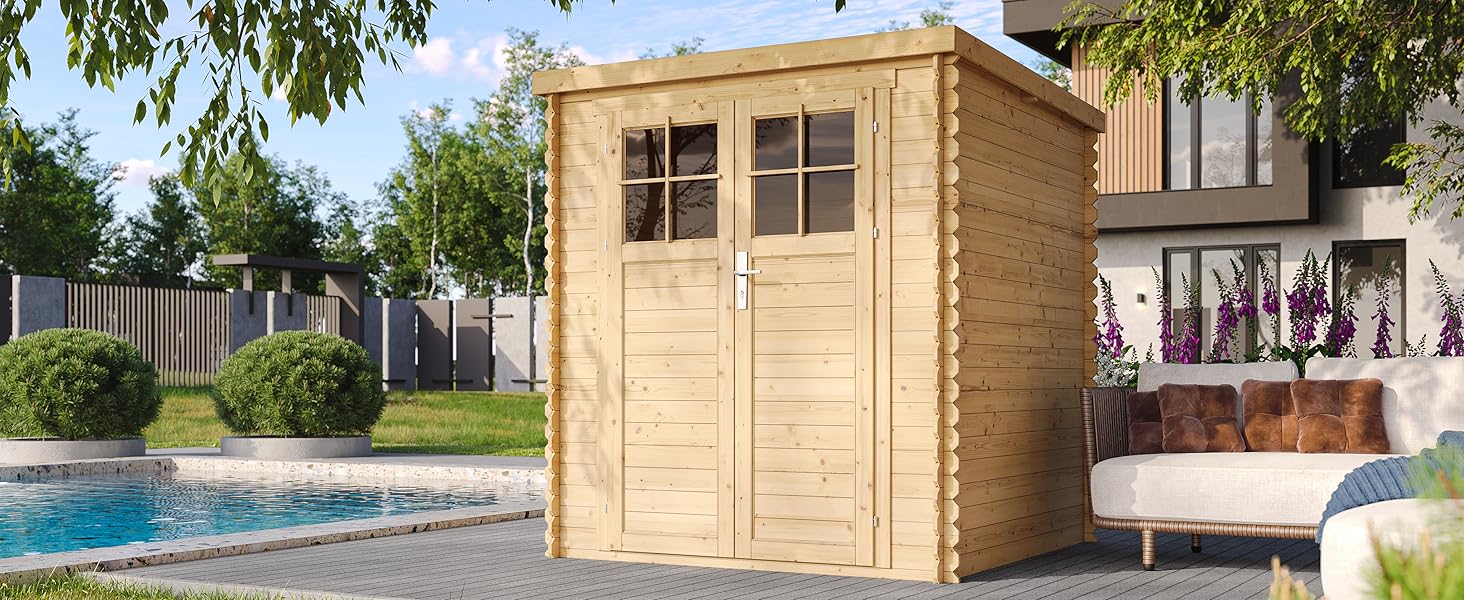 avec portes doubles vitrées, situé près d'une piscine et d'une maison moderne. Finition en bois naturel, taille compacte, idéale pour le rangement dans le jardin.