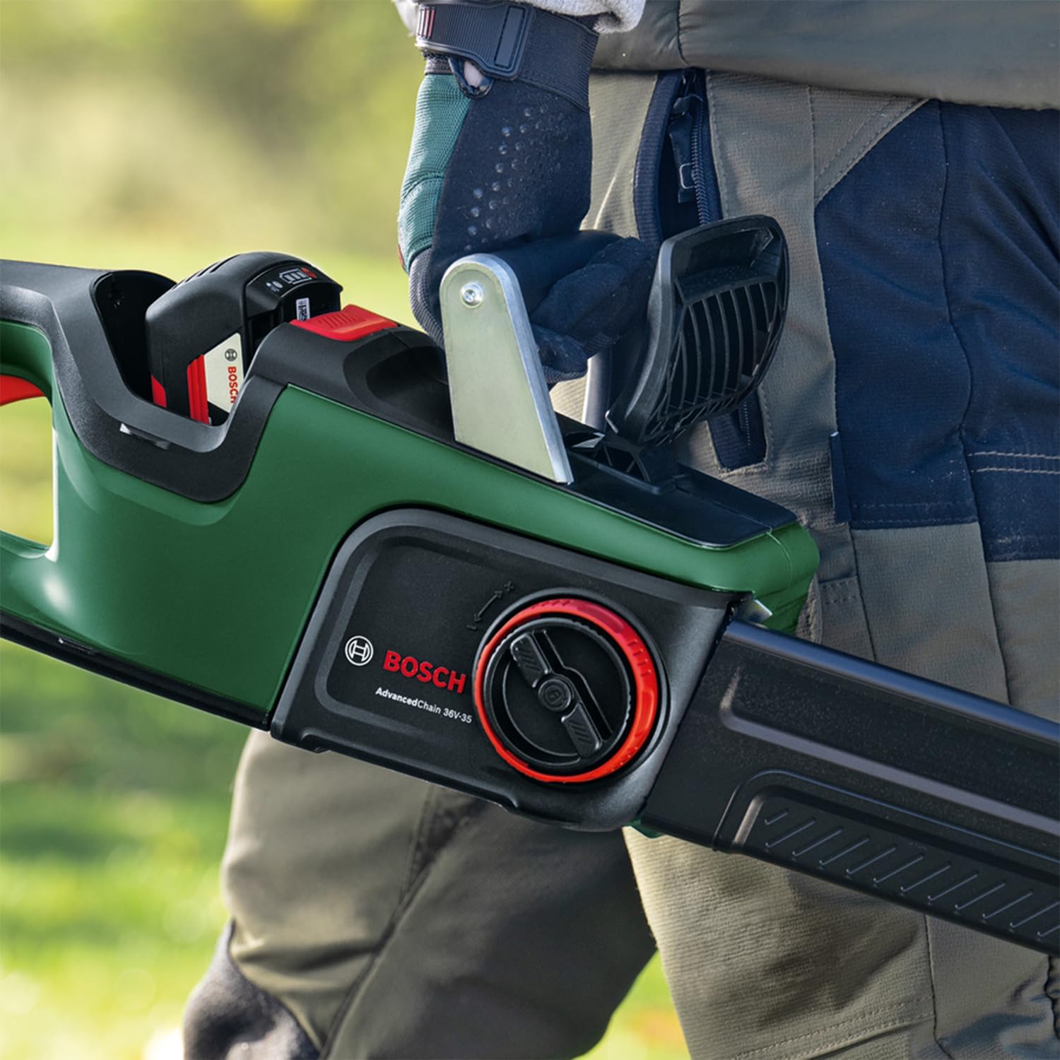 Bosch Tronçonneuse à chaîne sans fil - AdvancedChain 36V-35-40 (pour tronçonner le bois dur ; système 36V ; vitesse de chaîne : 14 m/s ; 1 batterie 2,0 Ah et chargeur)