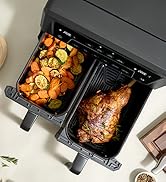 Vue aérienne de deux récipients noirs contenant des aliments préparés qui semblent être grillés ou rôtis en sauce.