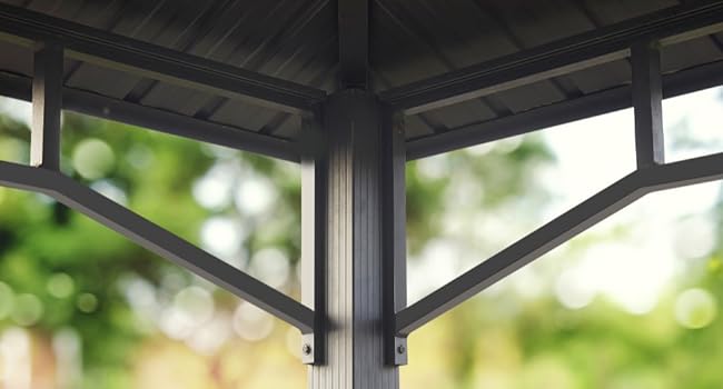 une structure métallique avec un toit métallique