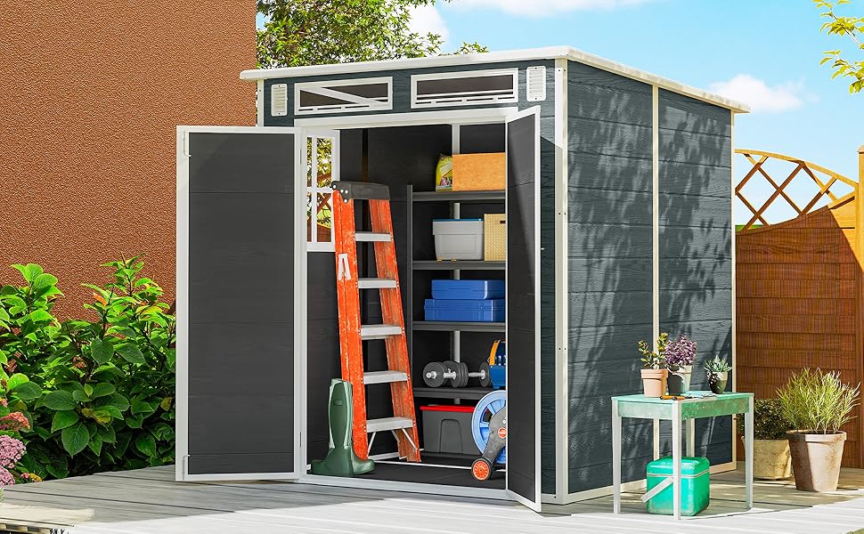 Plusieurs vues du cabanon de rangement extérieur gris avec portes coulissantes. Montre l'organisation intérieure avec des étagères, des outils de jardinage et de l'équipement rangés à l'intérieur. Base en béton et environnement paysager visibles.