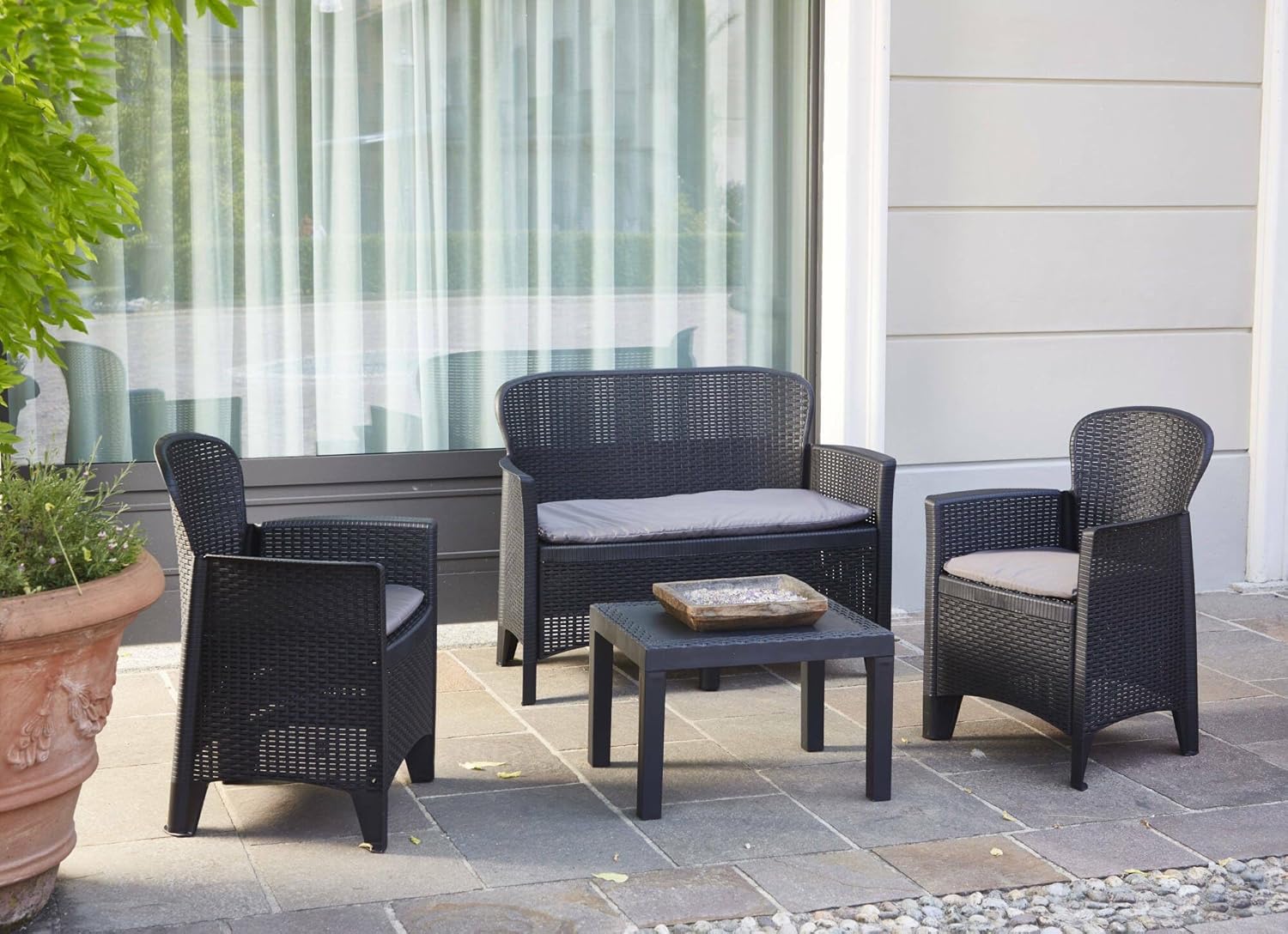 Dmora - Ostuni salon de jardin - 2 fauteuils, canapé, table basse, coussins, effet rotin, anthracite