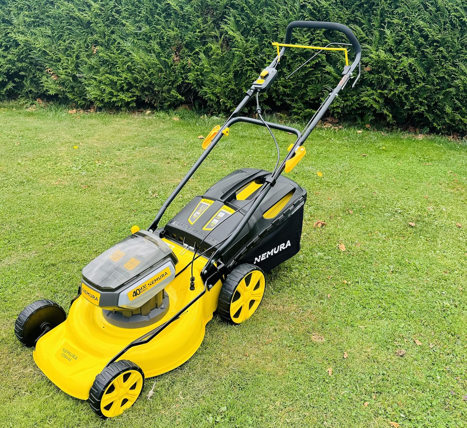 Nemura - Tondeuse autotractée 46cm 80V, 4 batteries 4Ah, mulching
