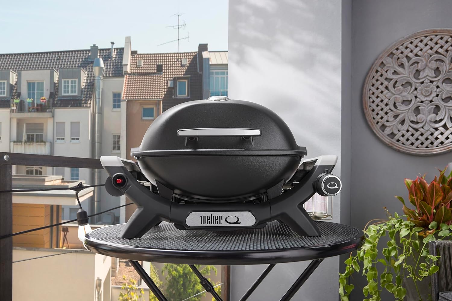 Weber - Q 1100N - compact et léger - grille fonte, allumage électronique, noir