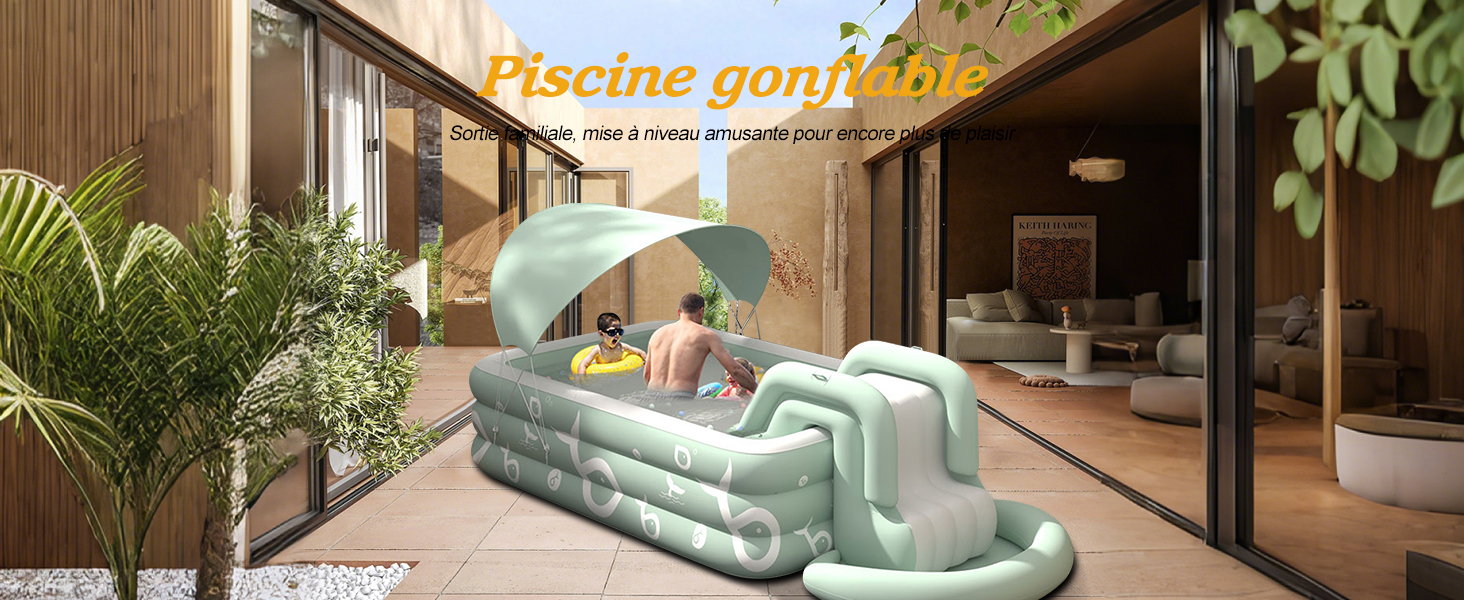 Piscine gonflable pour enfants en forme de crocodile vert menthe avec toboggan incurvé et petite aire de jeux. Situé sur une terrasse en bois près de portes vitrées menant à l'espace intérieur.