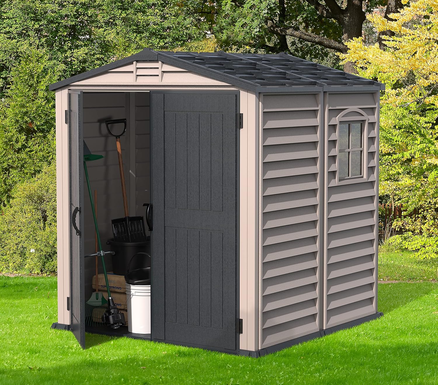 Duramax StoreMate PLUS 6 x 6 (3.65 m²) Abri de jardin en plastique avec plancher en plastique robuste et 1 fenêtre fixe, structure de toit en métal robuste, sans entretien, Gris foncé/ Adobe