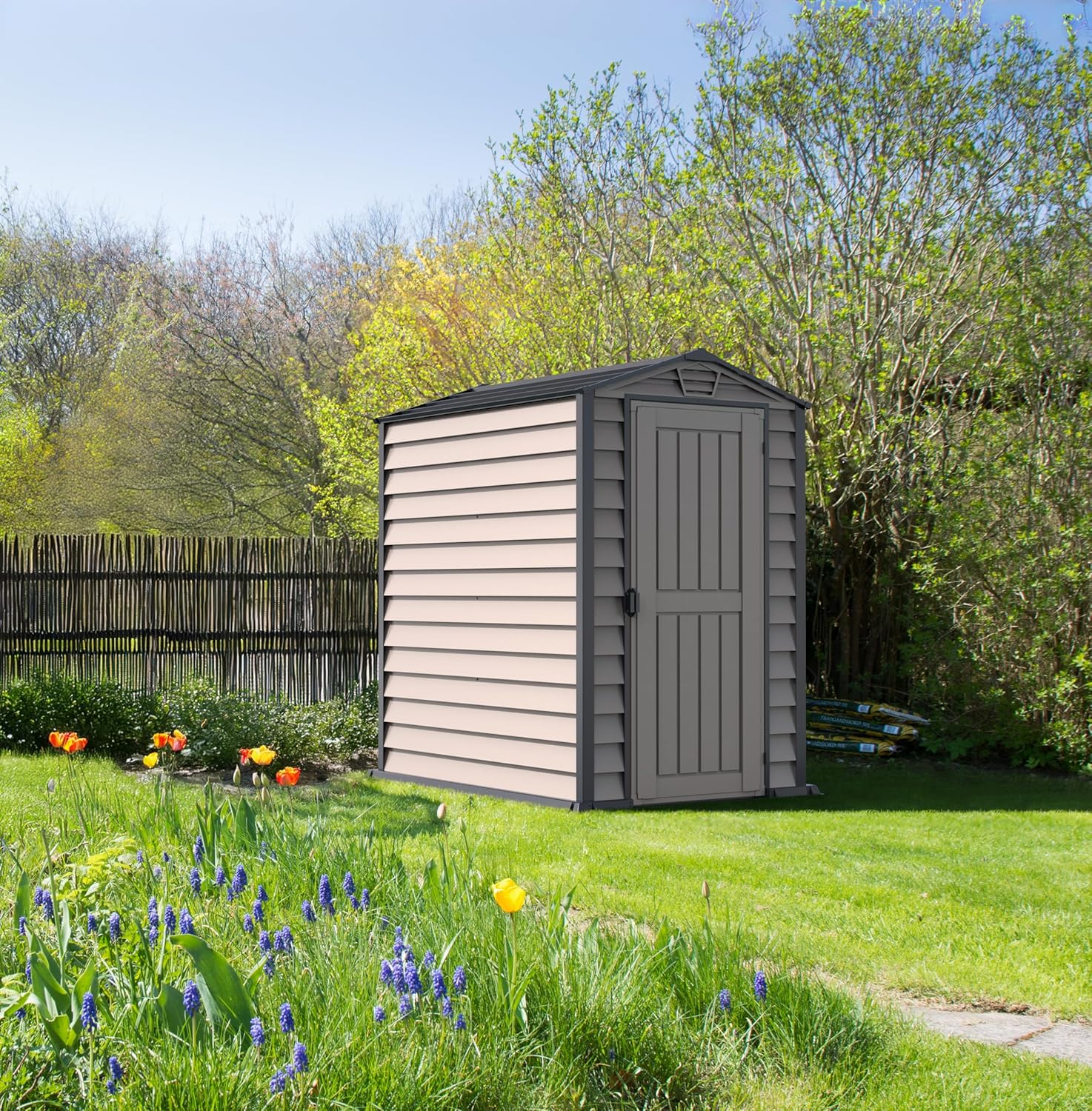 Duramax EverMore 4 x 6 (1.99 m²) Abri de jardin en plastique, solution de stockage extérieur ignifuge et tout temps, avec plancher en plastique, abri en vinyle sans entretien, Adobe & Grey