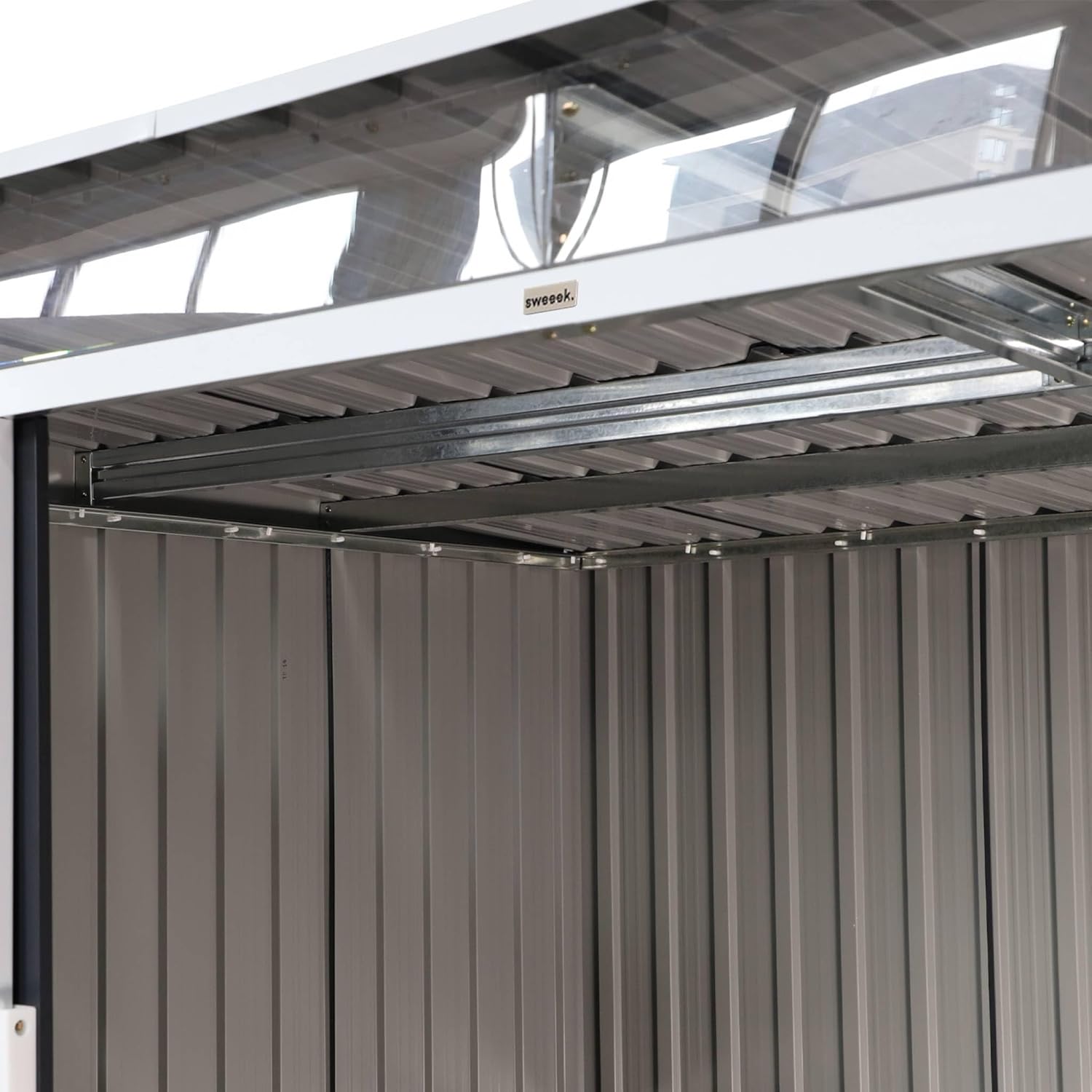 sweeek - Abri de Jardin en métal Couleur Anthracite 4.85m² avec puits de lumière - AUDOMAROIS-