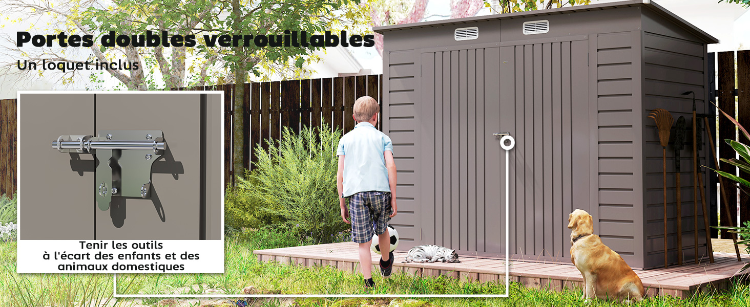 Le texte se lit comme suit : « Portes doubles avec possibilités d'ouverture » et « Un rangement pratique ». Hangar de rangement en métal gris avec portes doubles présenté en extérieur avec une personne et un chien à proximité, démontrant un accès pratique à deux portes.