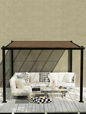 avec cadre en métal noir et auvent beige, avec des meubles de patio rembourrés blancs placés sur une terrasse en bois en dessous