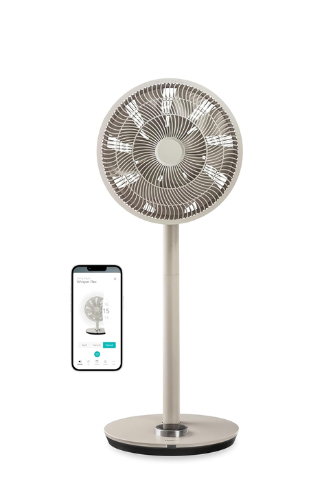 Ventilateur sur pied haut avec base circulaire, tige longue et boîtier à grandes pales. Smartphone affichant les commandes du ventilateur à proximité, suggérant une connectivité intelligente.