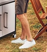 Espadrilles décontractées blanches utilisées à l'extérieur à côté de meubles en bois et d'appareils électroménagers en acier inoxydable.