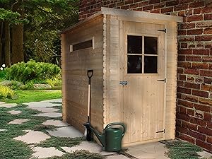 un cabanon en bois avec une pelle verte et une pelle verte