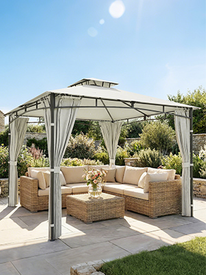 Ensemble de mobilier de patio extérieur comprenant un canapé sectionnel rembourré beige et des chaises sous un auvent, présenté dans un décor de jardin avec pelouse.