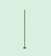 Poteau métallique haut et élancé avec une base carrée. Le mât est de couleur argentée et semble être en aluminium ou en matériau similaire. Probablement utilisé pour le montage ou le support.