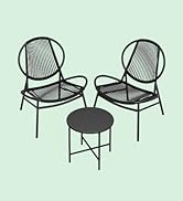 comprenant deux chaises en métal noir à dossiers ronds et assises tissées, accompagnées d'une petite table d'appoint circulaire
