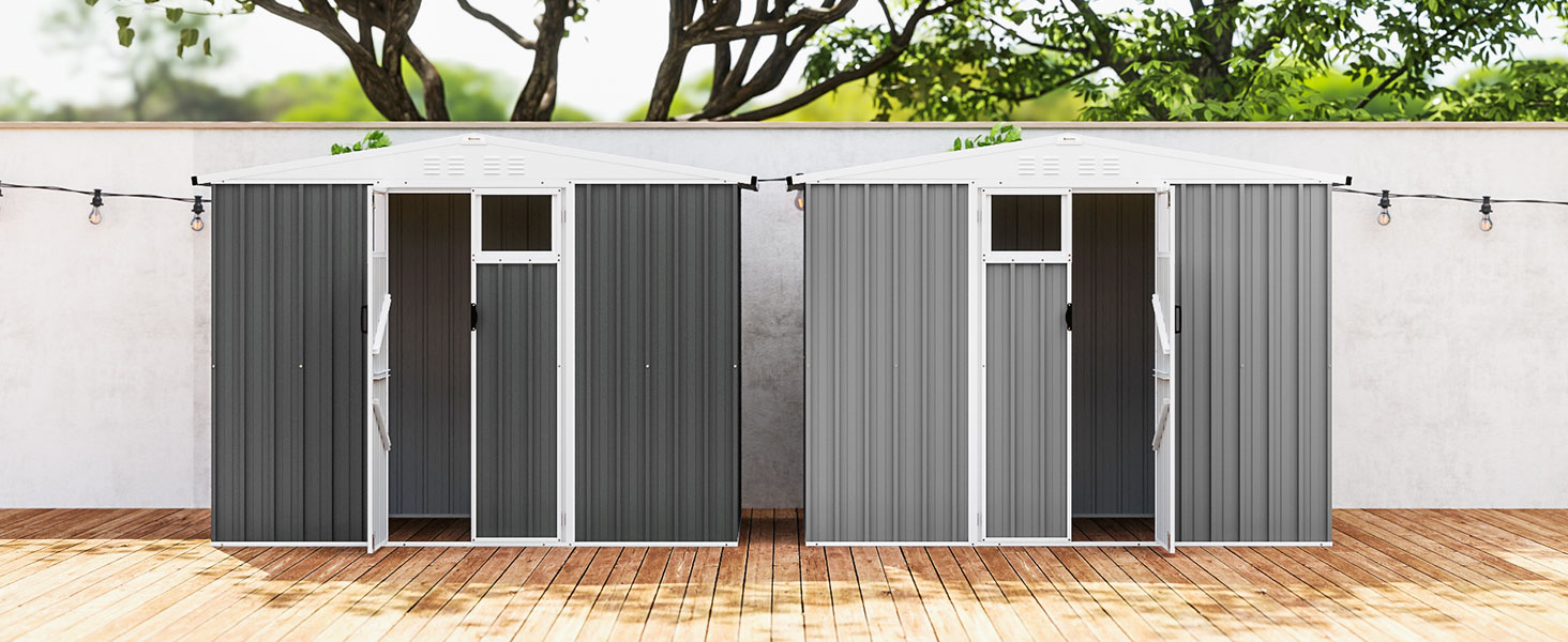 Trois abris de jardin en métal aux toits inclinés, placés côte à côte sur une terrasse en bois. Chaque cabanon possède une porte coulissante et est composé de panneaux de tôle ondulée gris.