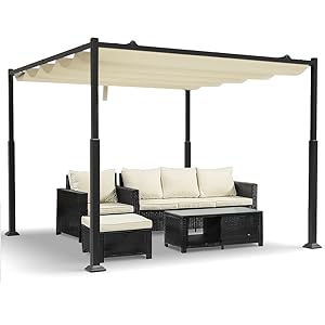 Ensemble de belvédère de terrasse extérieur avec auvent rétractable crème, structure en métal noir et meubles en rotin assortis, y compris un canapé et une table d'appoint.