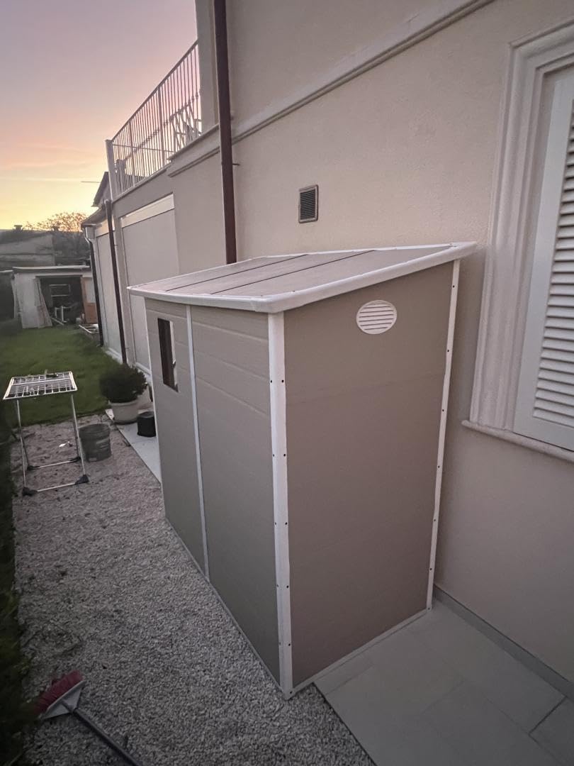Jôbu Abri de Jardin Adossé en Résine Beige 2,09m² | Rangement Extérieur avec Fenêtre et Aération | Kit de Fondation Inclus | Structure Acier Galvanisé