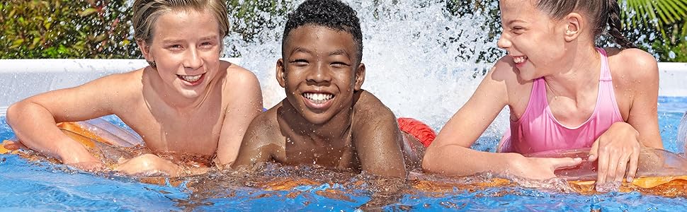 Groupe s'éclaboussant et jouant dans l'eau bleu vif de la piscine par temps ensoleillé, pour des activités récréatives joyeuses et des plaisirs estivaux.