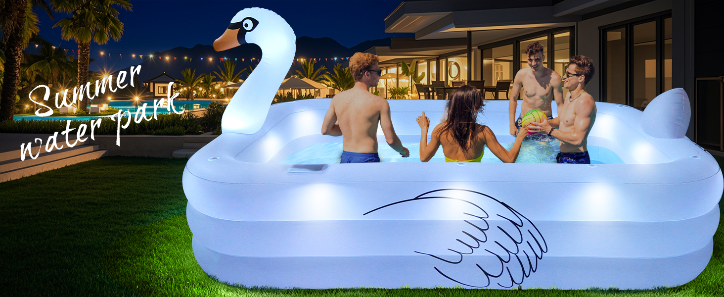 Le texte se lit comme suit : « Scopri il vostro nuovo migliore amico ». La piscine illuminée en forme de cygne flotte en bleu avec des lumières LED brillantes, affichée dans un jardin extérieur avec des personnes en arrière-plan.