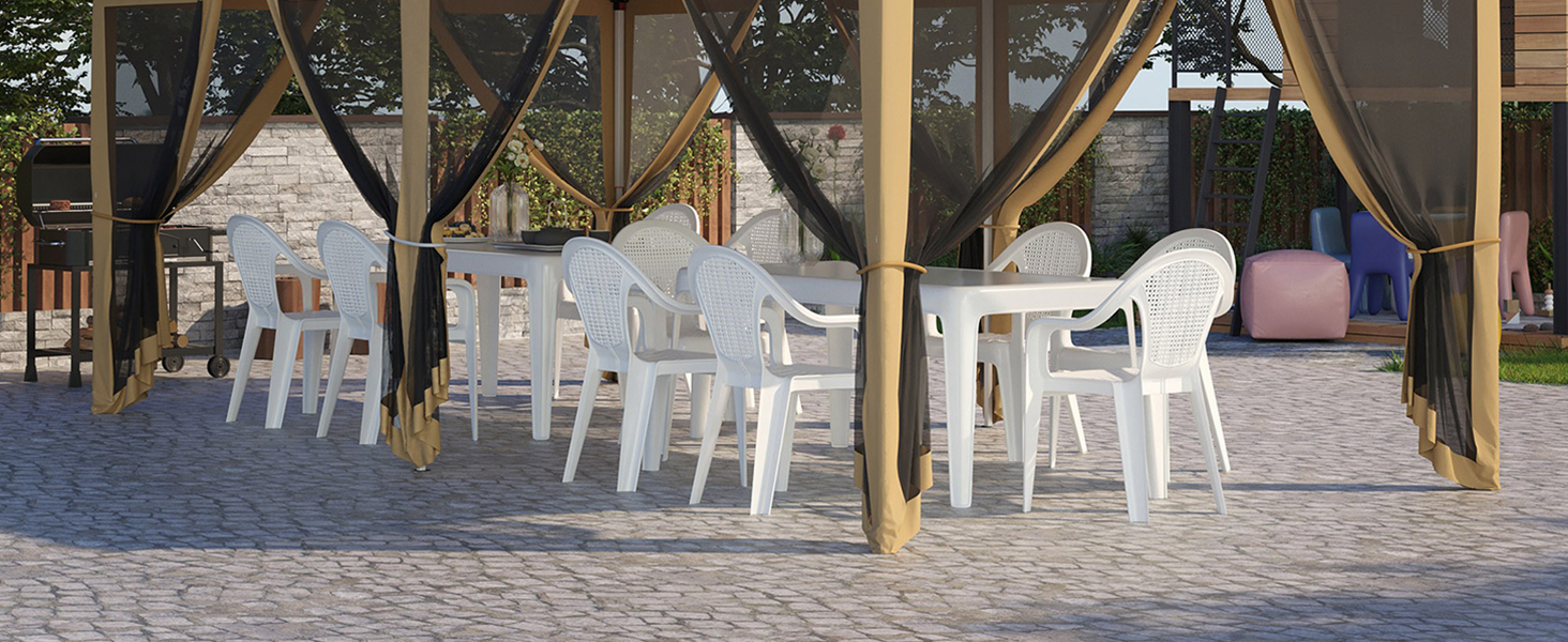 Coin salon extérieur couvert avec chaises et tables en plastique blanc disposées sous des poutres et des poteaux en bois sur une surface de patio en pierre ou en béton.