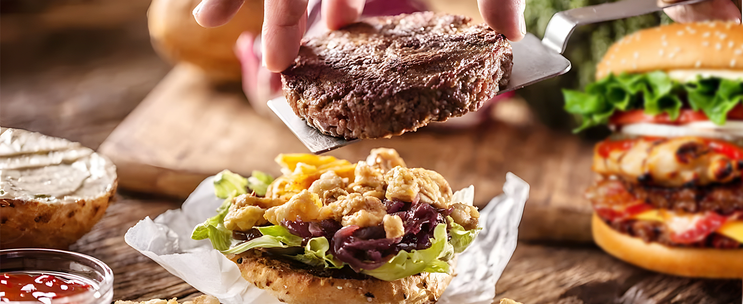 Plusieurs hamburgers gastronomiques sur des planches de service en bois, avec diverses garnitures et garnitures, disposés en vitrine horizontale.