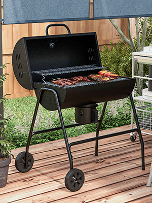 avec couvercle ouvert sur une terrasse en bois. Grille de gril visible lors de la cuisson des aliments. Dispose de roues pour la mobilité.