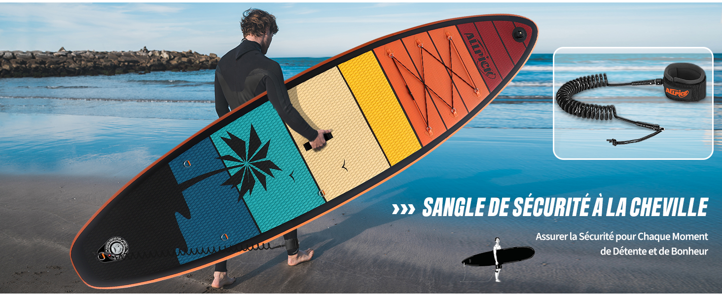 Personne portant un paddleboard à rayures colorées à la plage. L'image incrustée montre une sangle de cheville noire. Le texte français mentionne la laisse de sécurité pour la cheville