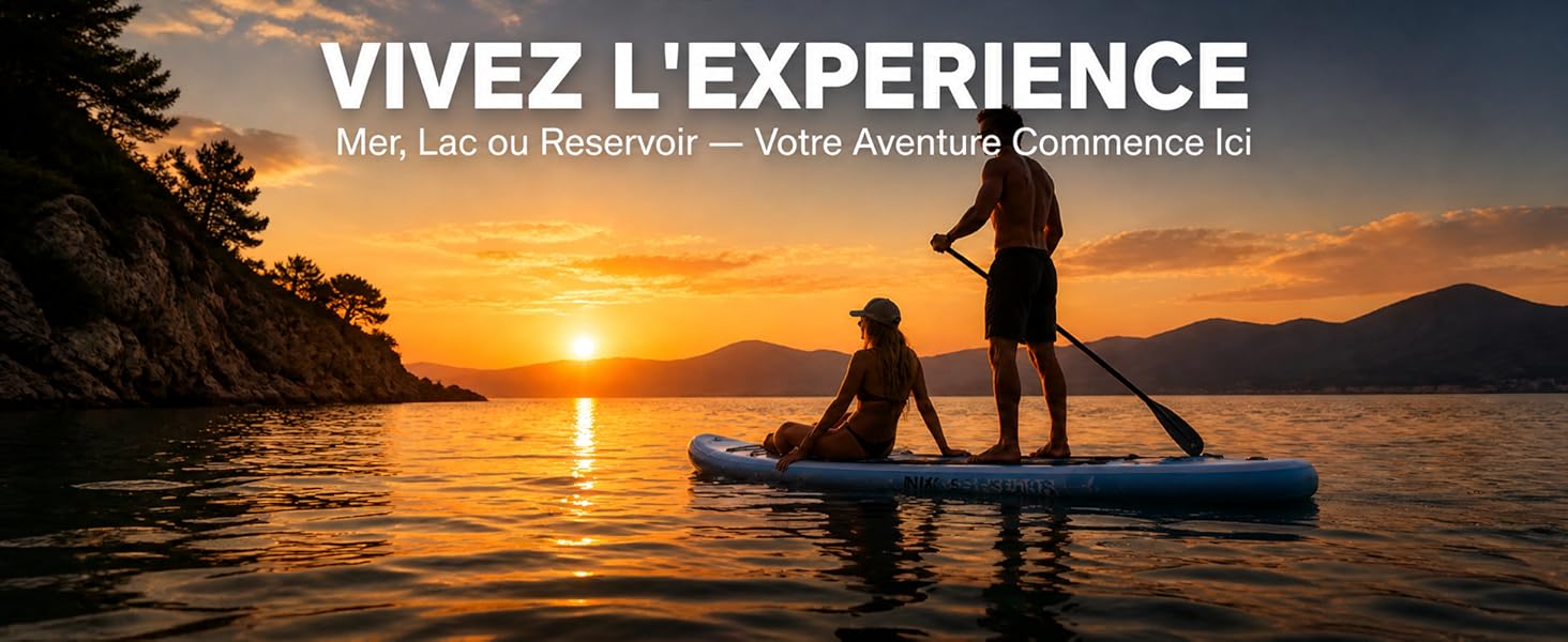 Le texte se lit comme suit : « VIVEZ L'EXPERIENCE », « Mêr, Lâu ou Reservoir — Votre Aventure Commence ici ». Scène de coucher de soleil avec des silhouettes sur un bateau en bois ou une plate-forme sur une eau calme, montagnes en arrière-plan.