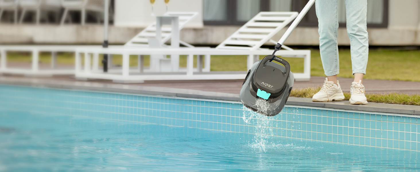 Montre intelligente portée au poignet au bord de la piscine, affichant l'heure à l'écran, portée par une personne en vêtements blancs près de la piscine.