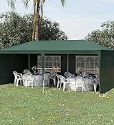 Tente escamotable à baldaquin vert avec côtés ouverts affichant des chaises et des tables blanches à l'intérieur sur une pelouse, des arbres visibles en arrière-plan.
