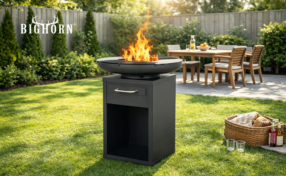 Le texte indique « BTHOVEN » (une partie de la marque est visible). Scène de jardin extérieur avec foyer carré noir ou chauffage extérieur, entouré de meubles de patio et de verdure.