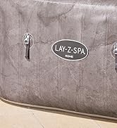 Le texte « LAY-Z-SPA » sur une surface texturée grise semble porter la marque de l'équipement du spa ou de la piscine.