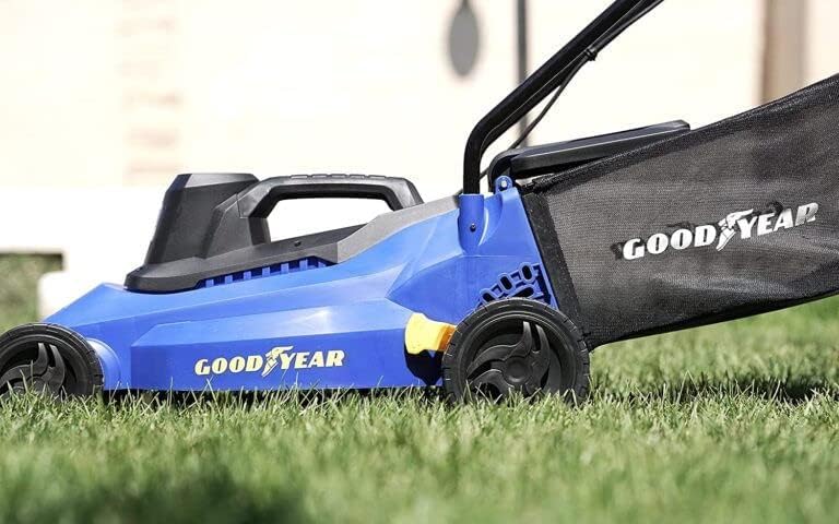 Goodyear - Tondeuse à Gazon électrique 1200W, Largeur de Coupe 32 cm, Hauteur réglable 25/45/65 mm, Sac 35L, Moteur 3300 TR/Min, légère et compacte, Non automotrice, idéale pour Les Petits Jardins