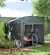 Abri à vélos en métal vert foncé avec toit incurvé et porte d'entrée ouverte, situé dans un jardin gazonné entouré d'arbres et de végétation.