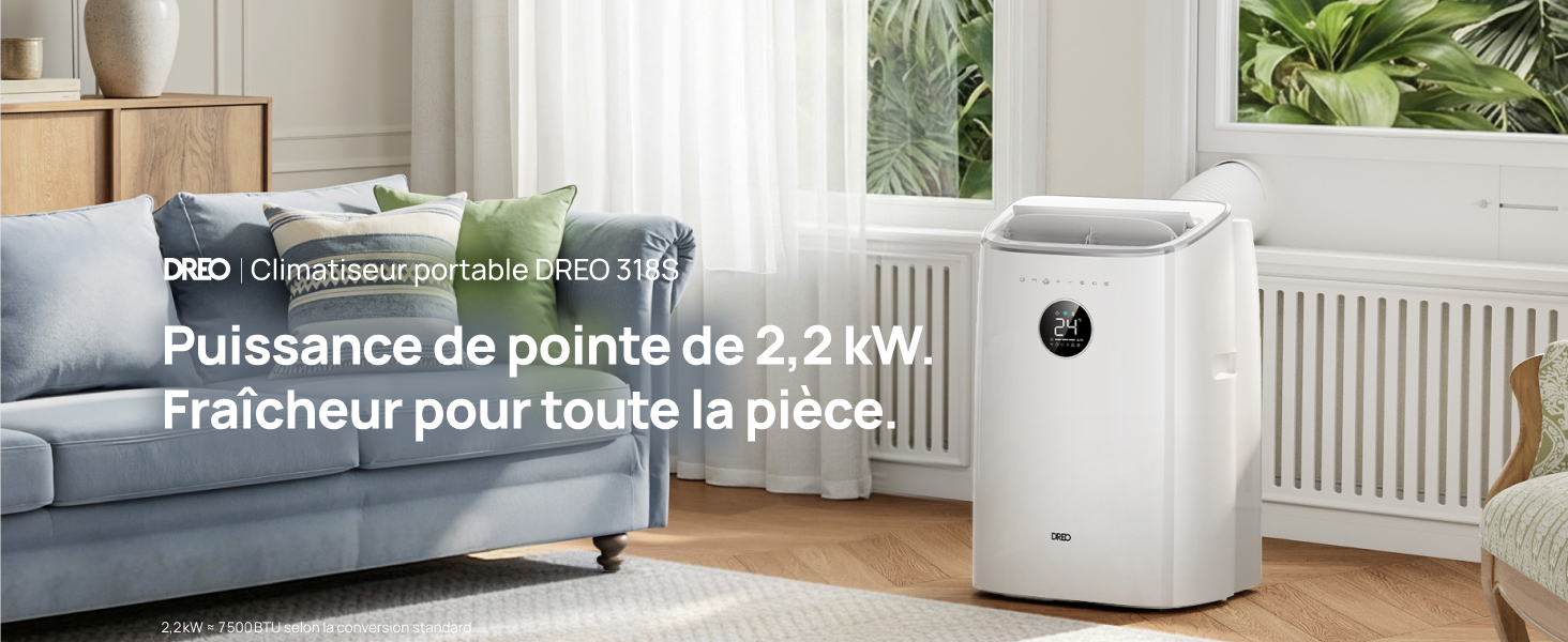 Le texte indique « Puissance de pointe de 2,2 kW. Fraîcheur pour toute la pièce. » Unité de purification d'air portable blanche affichée dans le salon avec canapé et fenêtre.