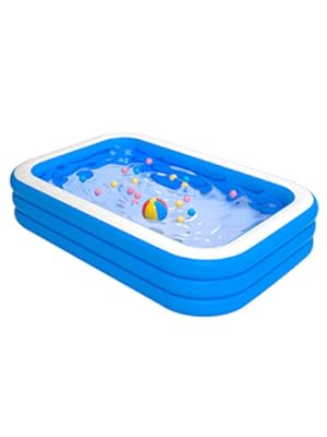 dans une piscine en plastique avec une boule d'eau et une boule d'eau