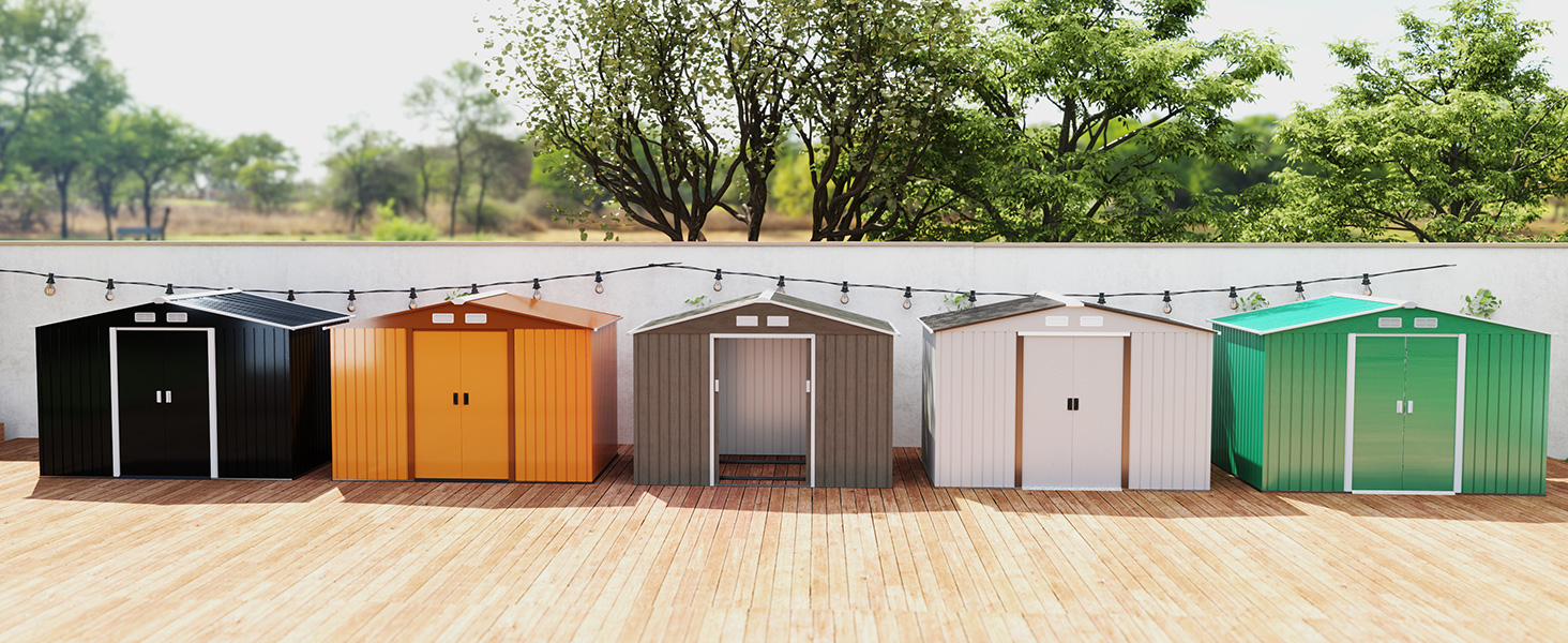 Vue extérieure de toilettes portables de différentes couleurs, dont l'orange et le vert, disposées en rangée à l'extérieur sur une surface pavée.